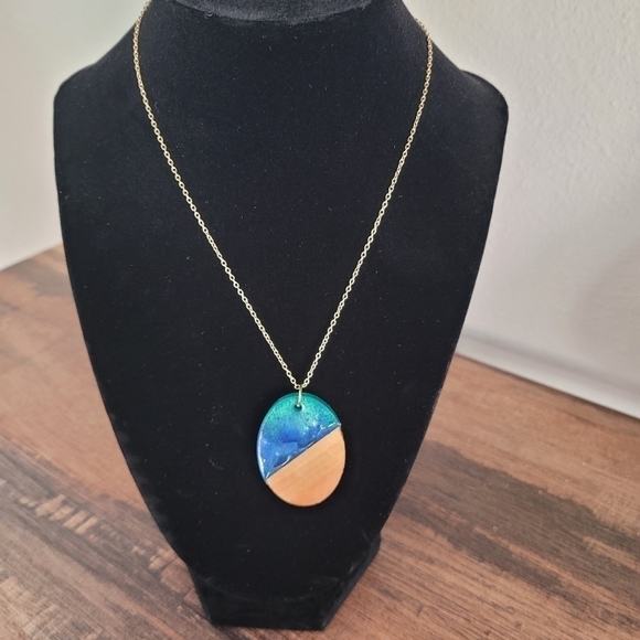 RESIN and wood pendant and chain - Picture 5 of 6